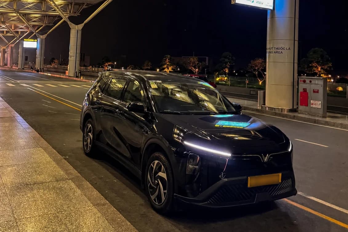 Xe đón khách tại sân bay Nội Bài vào ban đêm